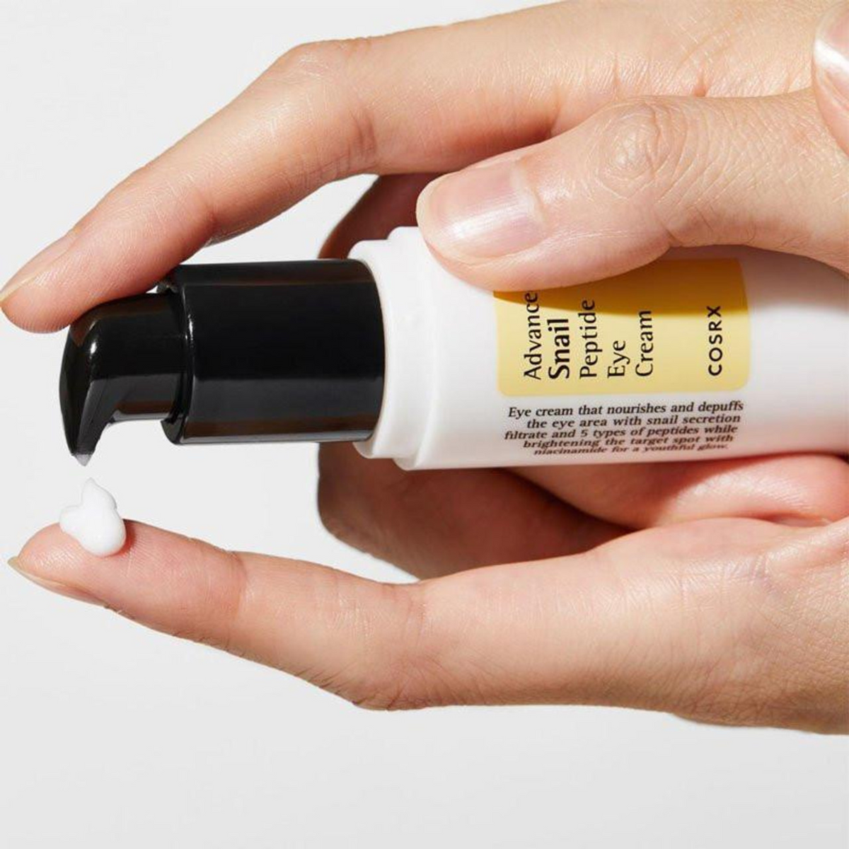 Crème blanche distribuée sur le bout du doigt avec la pompe