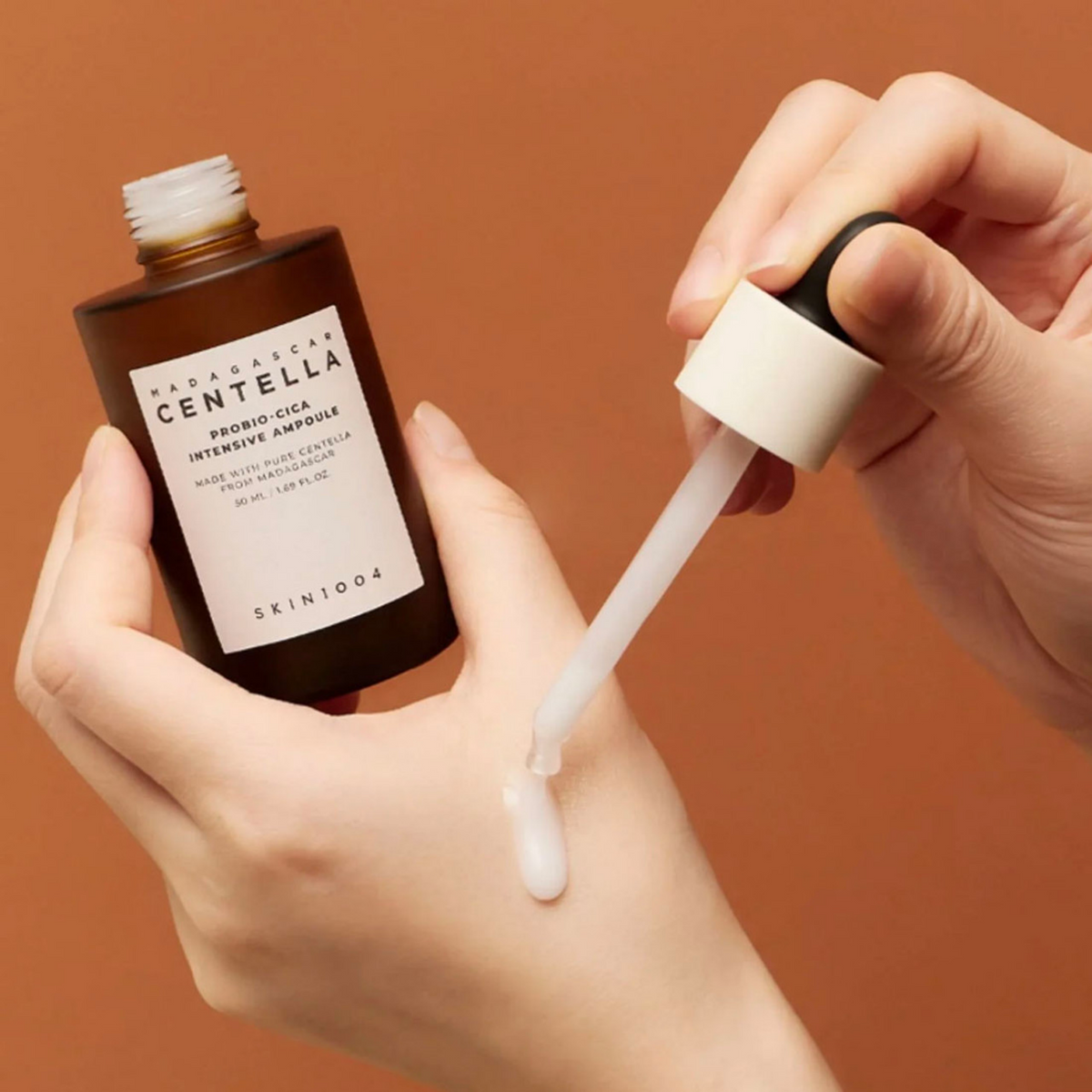 Ampoule laiteuse déposée à la pipette sur le dos de la main