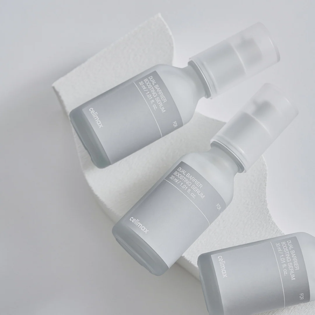 Trois flacons-pompes givrés de sérum sur un tissu blanc