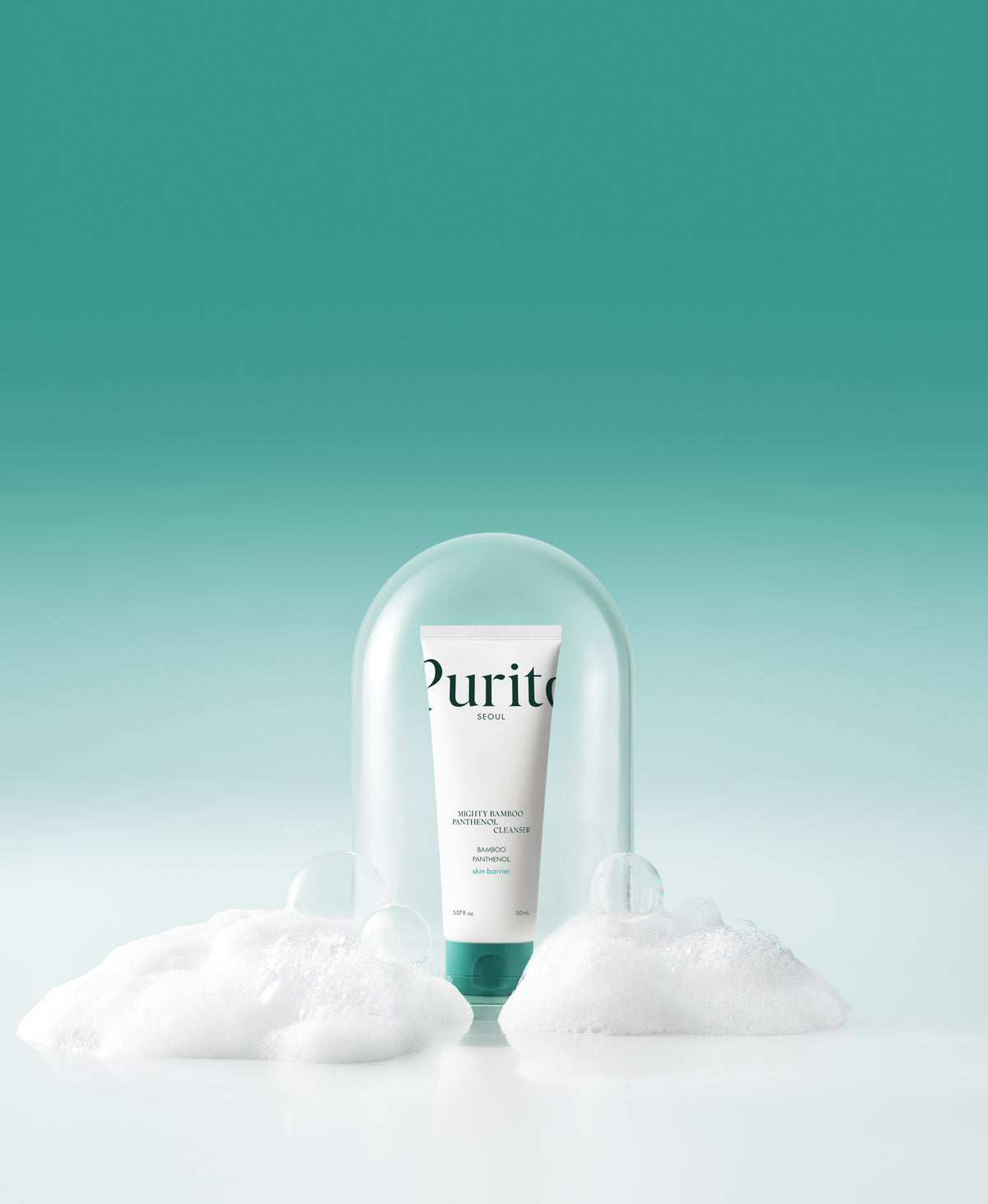 Tube de nettoyant devant une forme transparente avec de la mousse