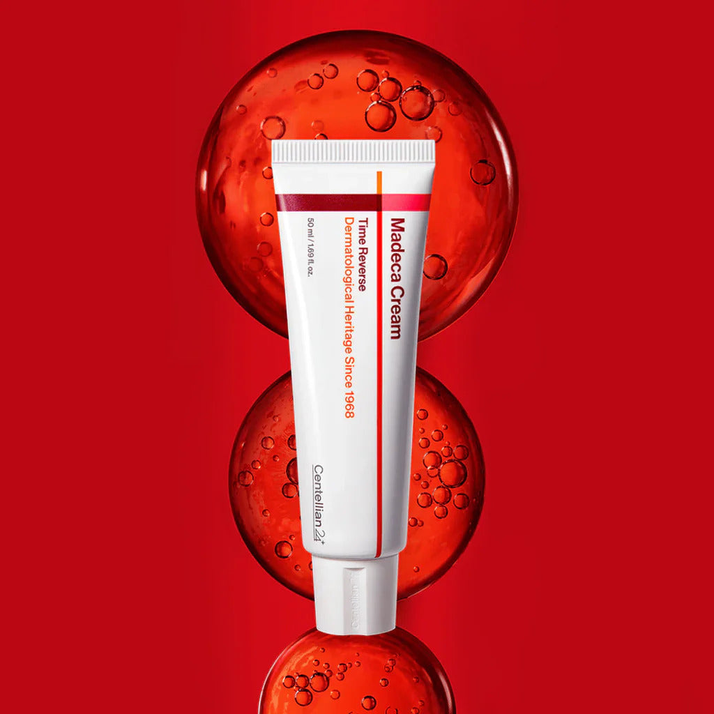 Tube blanc de crème de 50 ml présenté devant des sphères rouges
