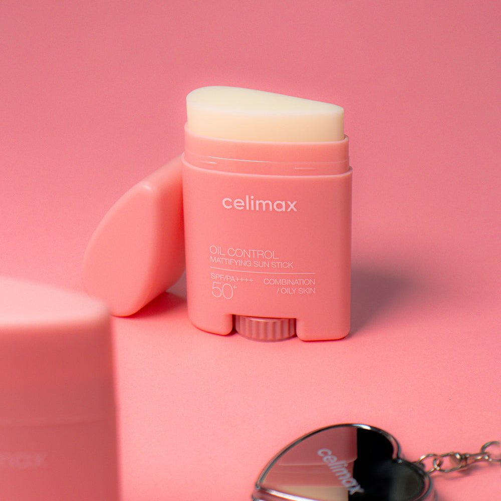 Stick solaire rose ouvert avec son capuchon posé à côté