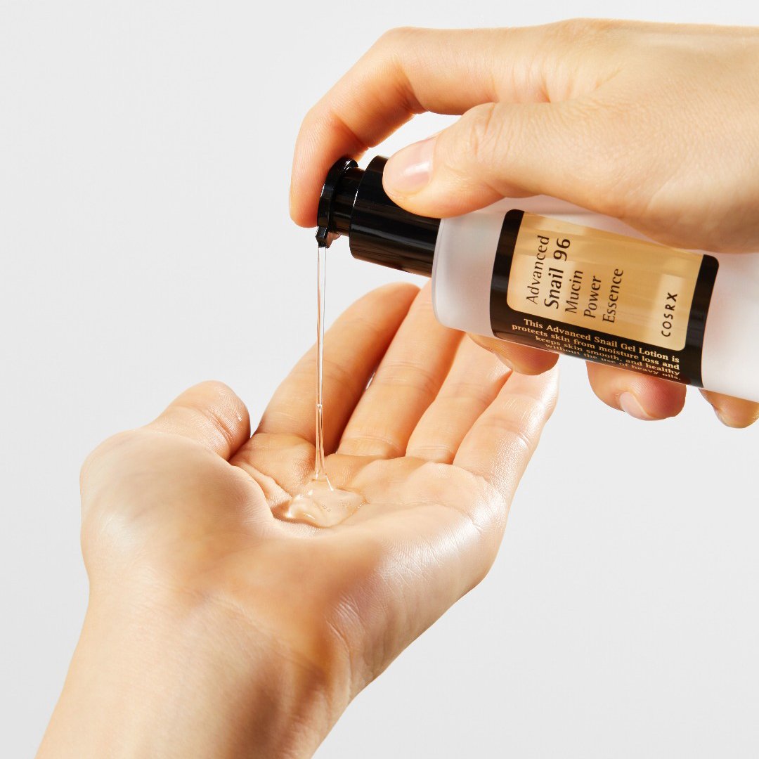 Essence transparente et filante distribuée dans la paume avec la pompe