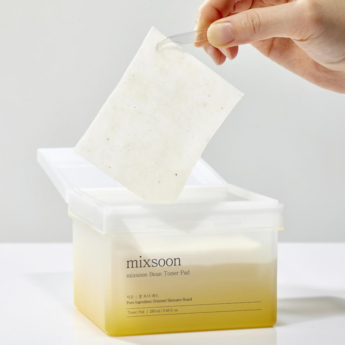 Disque rectangulaire retiré à la pince de sa boîte à essence jaune