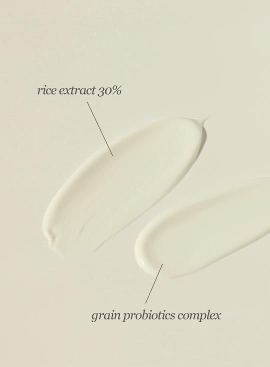 Texture de crème solaire, avec les mentions extrait de riz 30 % et complexe de céréales fermentées