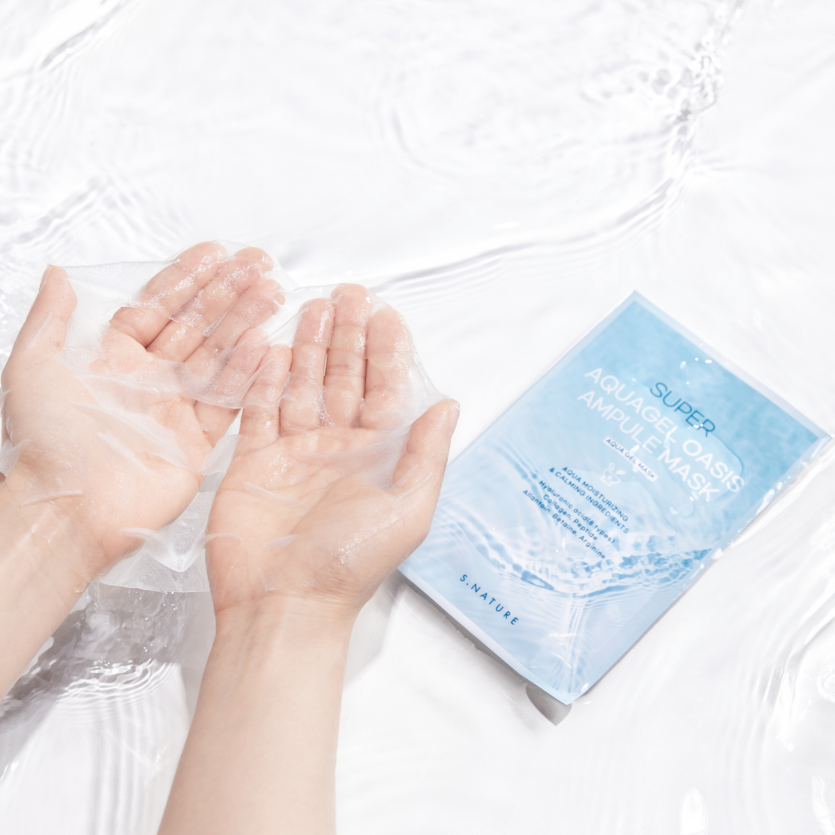 Masque transparent déplié sur deux paumes dans l&