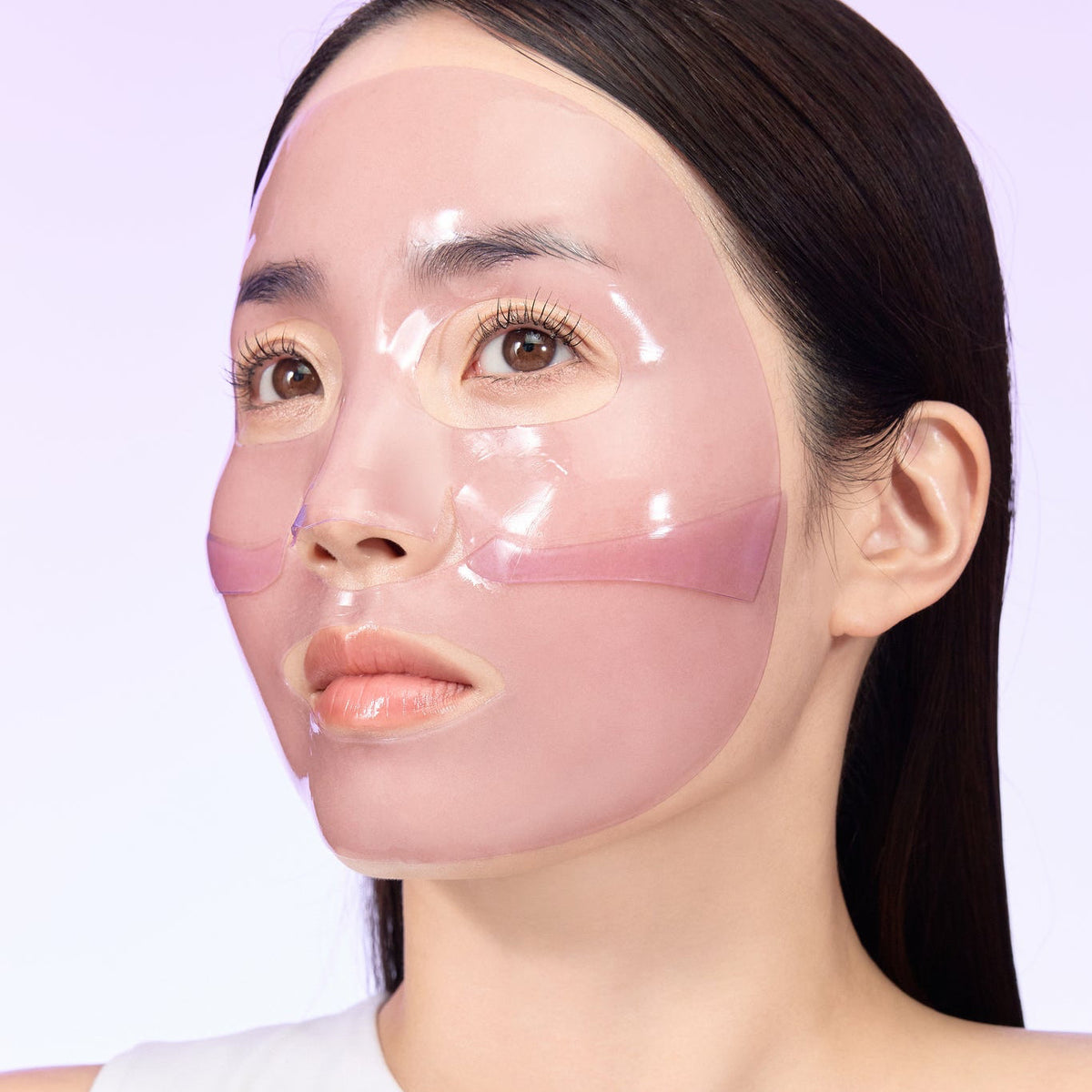 Masque hydrogel violet en deux parties posé sur le visage