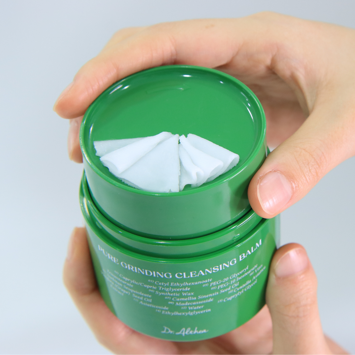 Baume blanc découpé en fins copeaux par le distributeur du pot vert