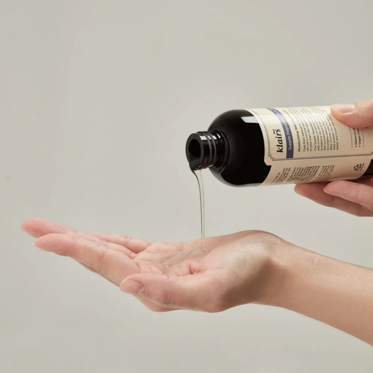Lotion transparente versée dans la paume