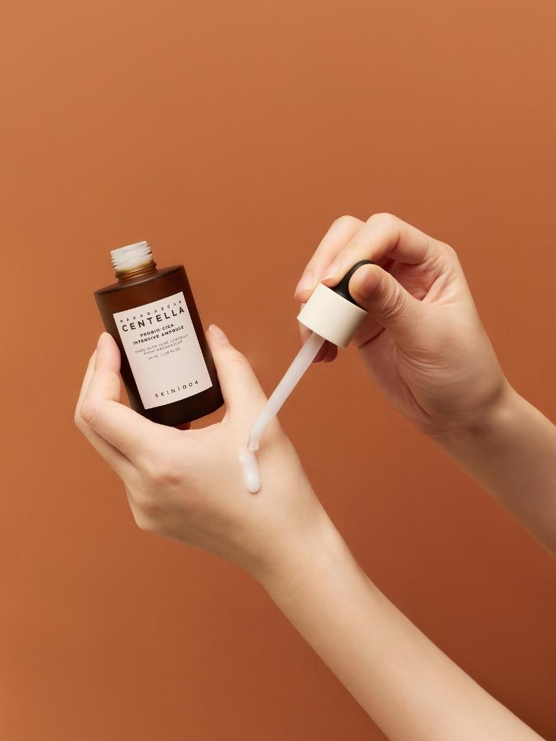 Ampoule laiteuse déposée à la pipette sur le dos de la main