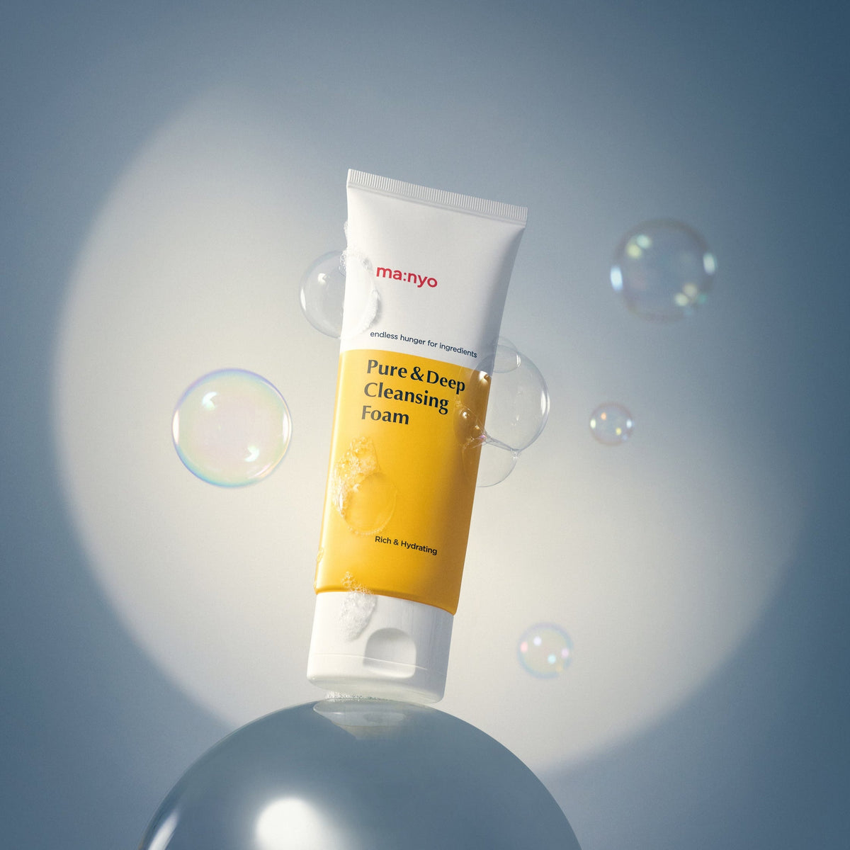 Tube jaune et blanc de nettoyant entouré de bulles