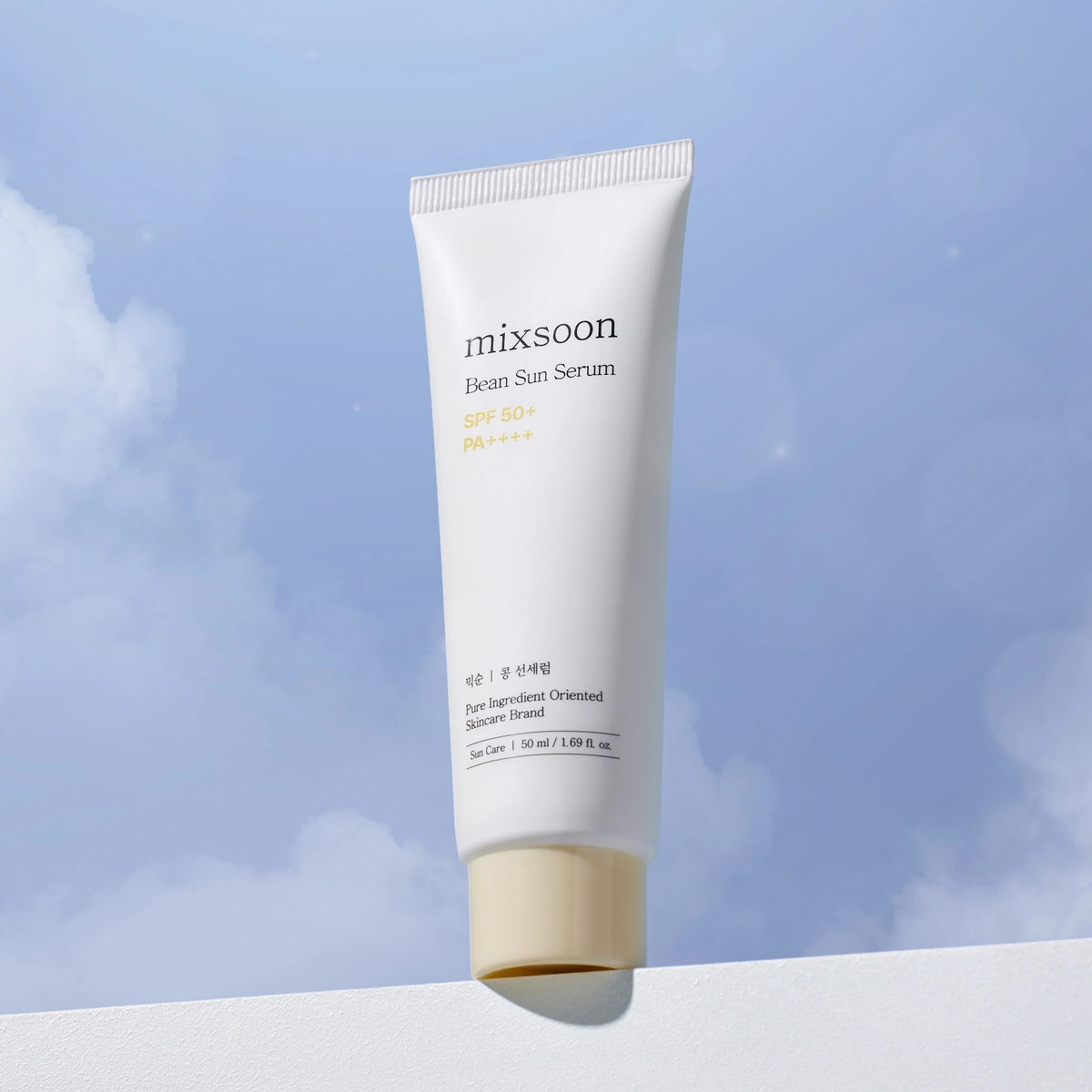 Tube blanc de sérum solaire devant un ciel bleu
