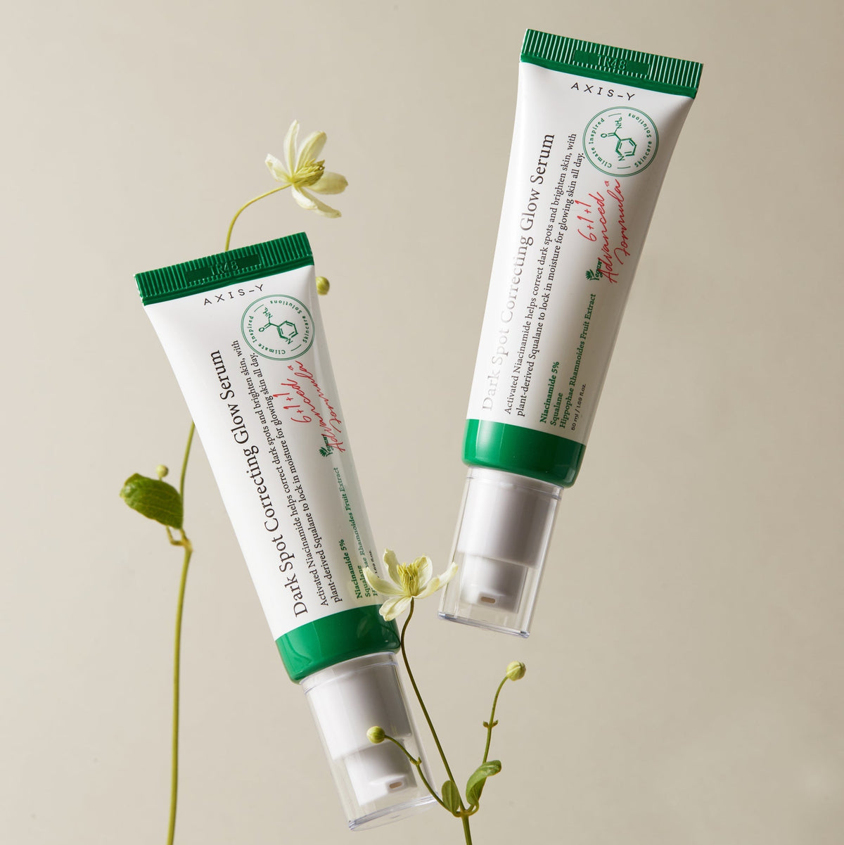 Deux tubes de sérum blancs et verts entourés de petites fleurs