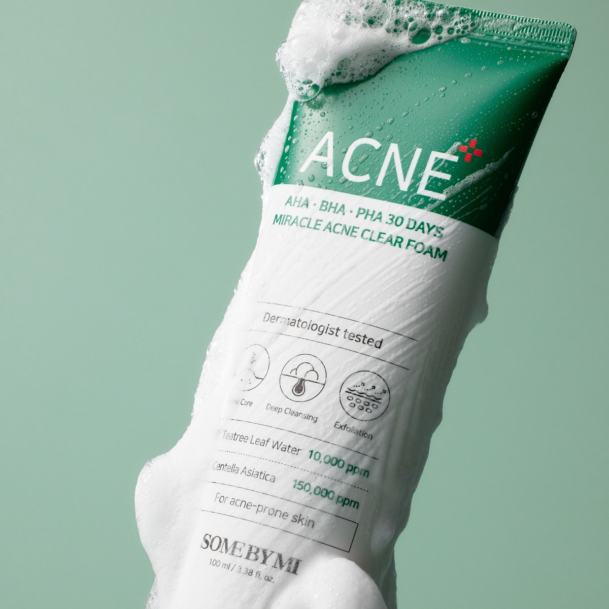 Tube de nettoyant vert entouré de mousse, avec les mentions AHA, BHA et PHA