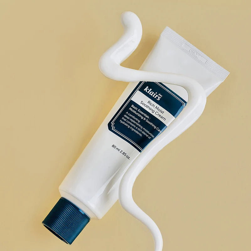 Tube blanc à étiquette bleue entouré d&