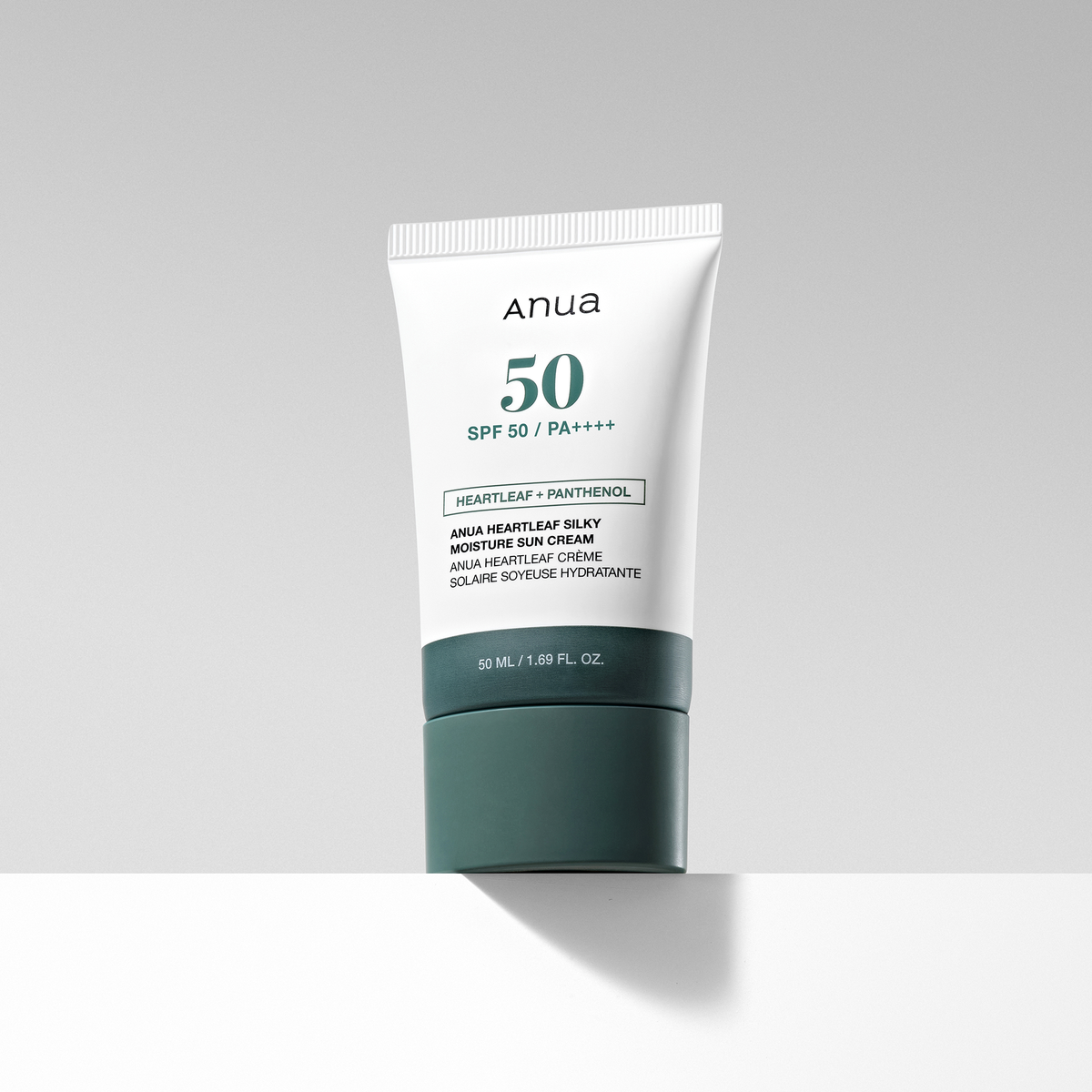 Tube blanc et vert de crème solaire avec son indice SPF50 et PA++++