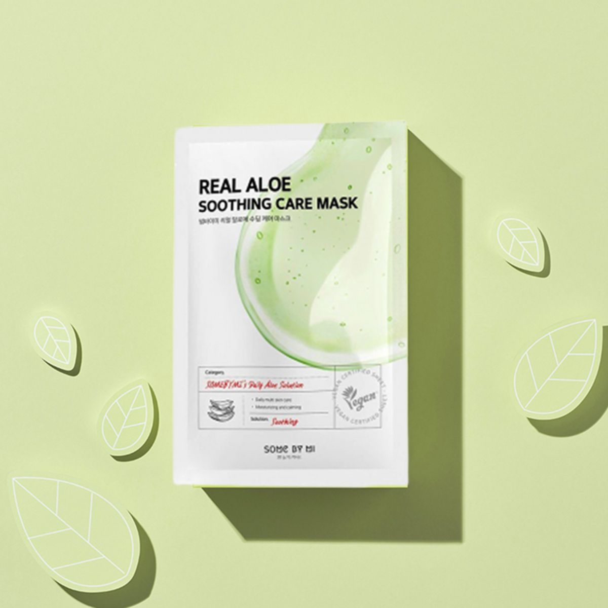 Sachet de masque blanc et vert entouré de motifs de feuilles