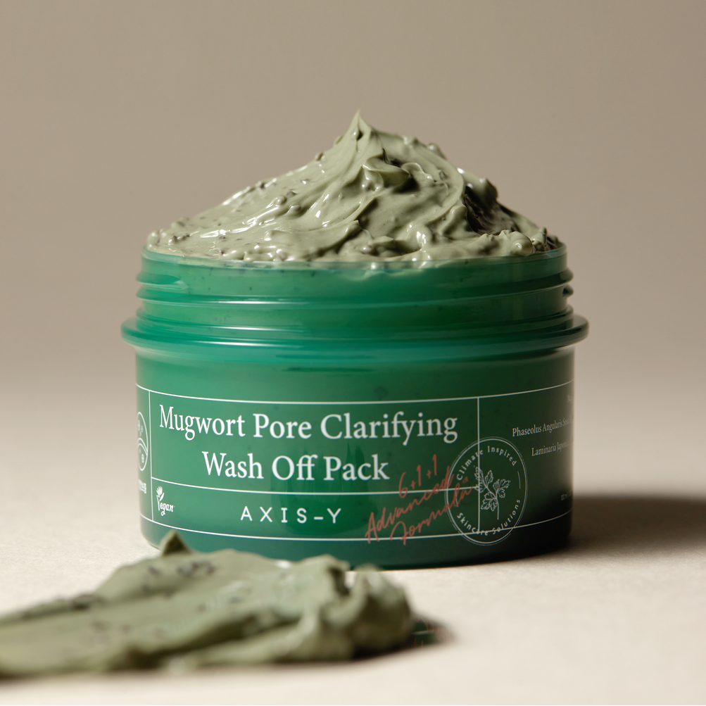 Pot vert ouvert sur une pâte de masque verte à particules