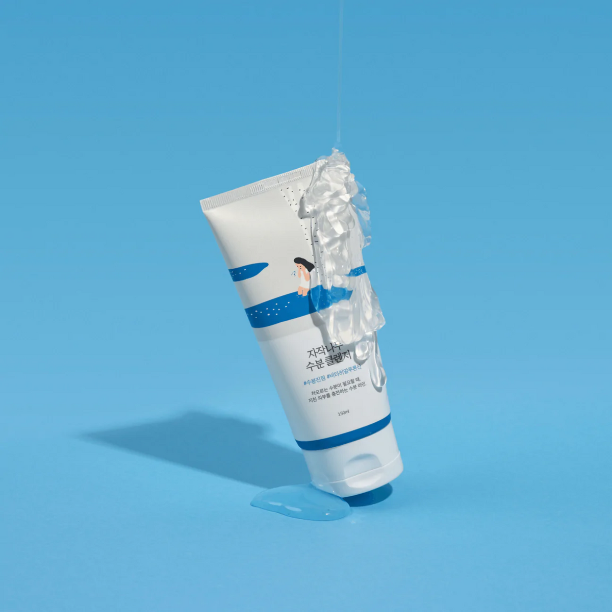 Tube de nettoyant à motifs bleus couvert de gel transparent