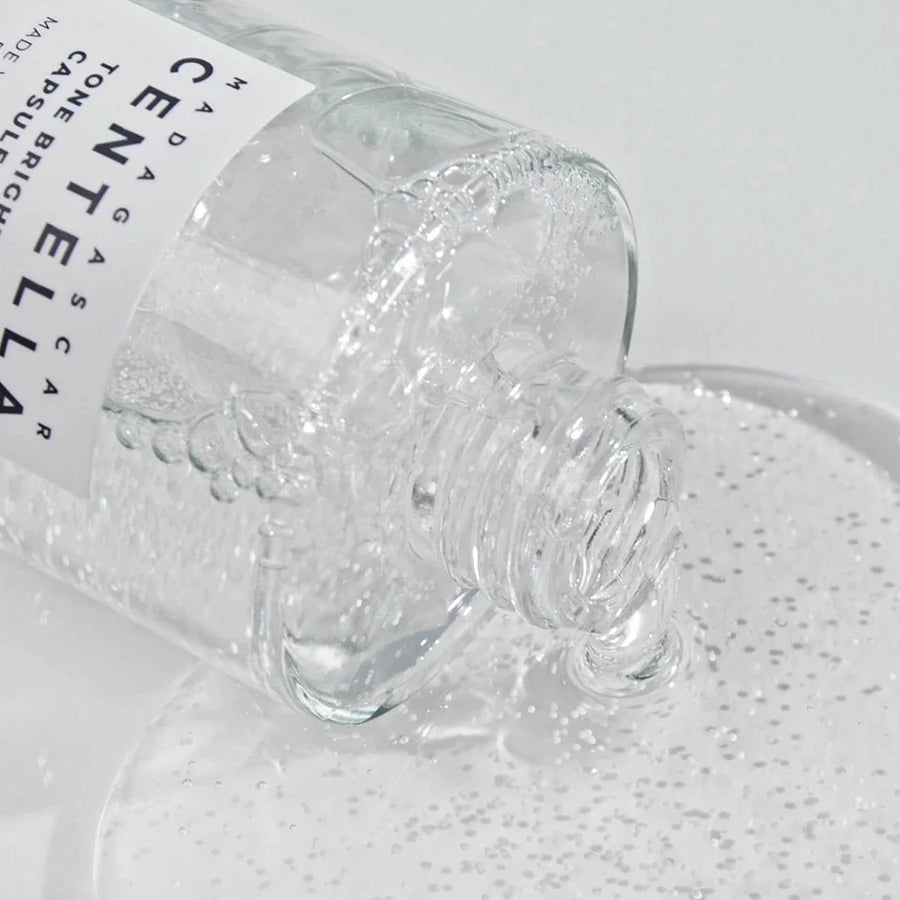 Ampoule transparente à petites capsules versée depuis le flacon
