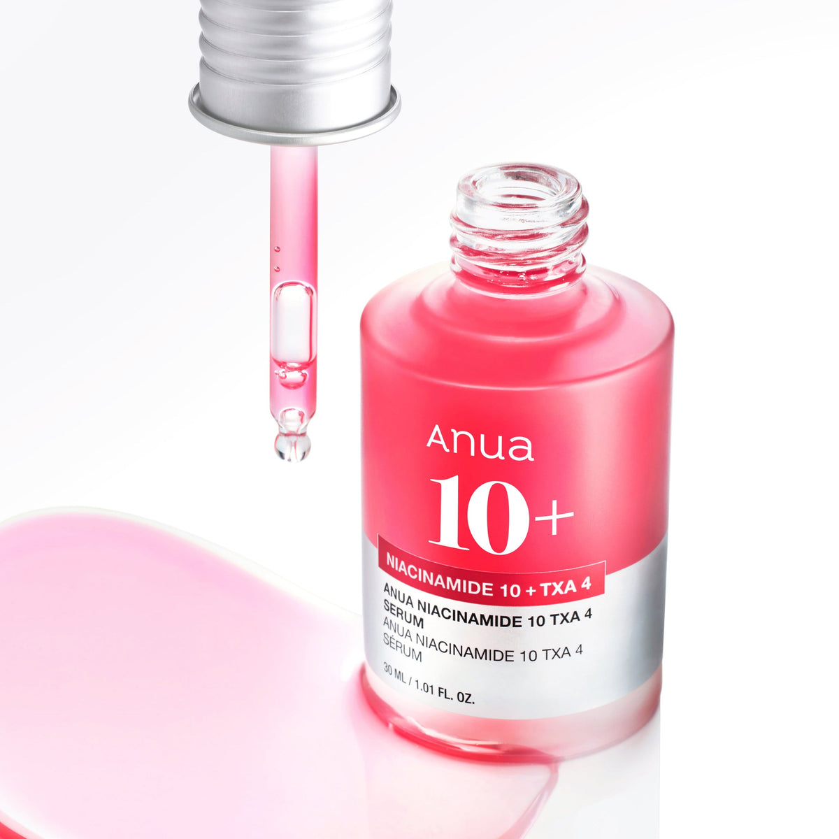 Pipette de sérum rose au-dessus du flacon ouvert, avec les mentions niacinamide 10 et TXA 4