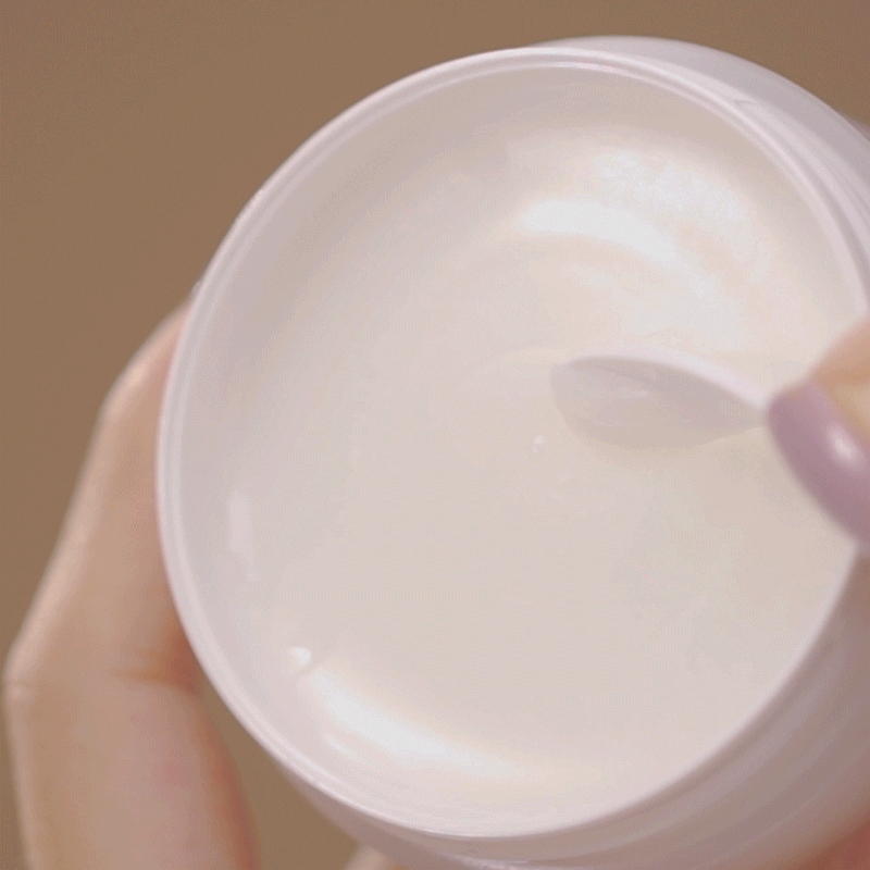 Baume blanc prélevé à la spatule dans le pot