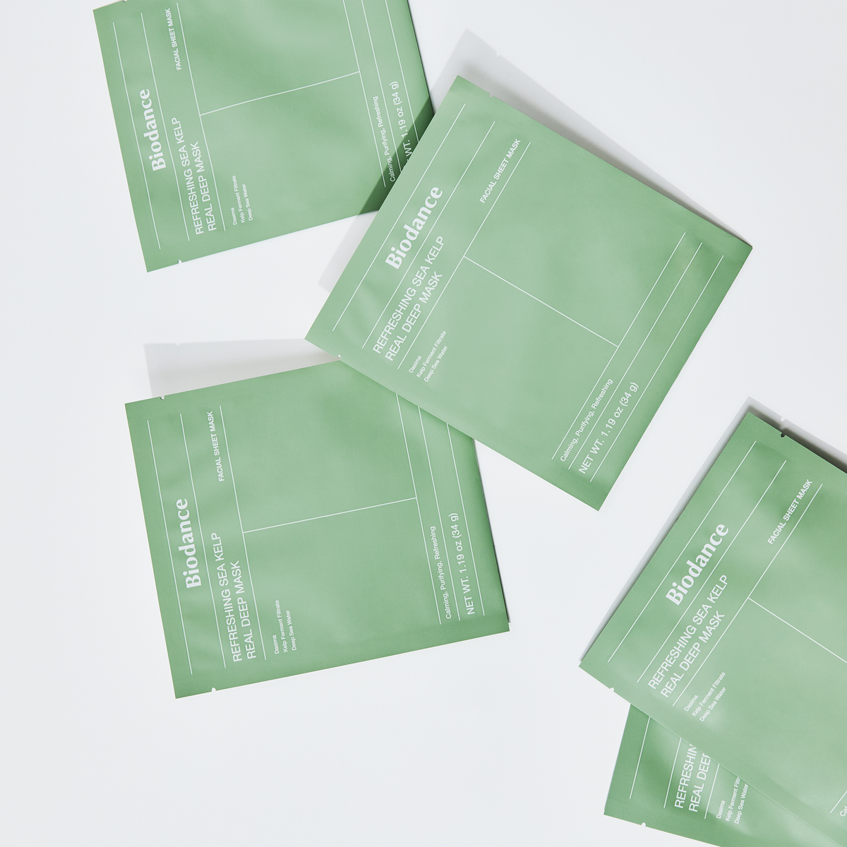 Plusieurs sachets verts de masque disposés en diagonale