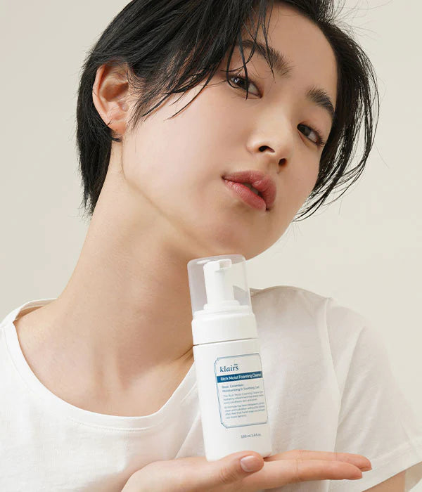 Flacon-pompe de nettoyant présenté près du visage