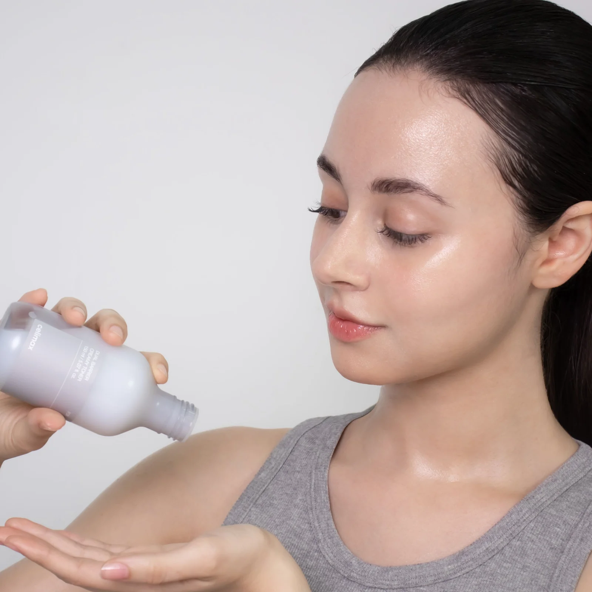 Lotion versée dans la paume depuis le flacon
