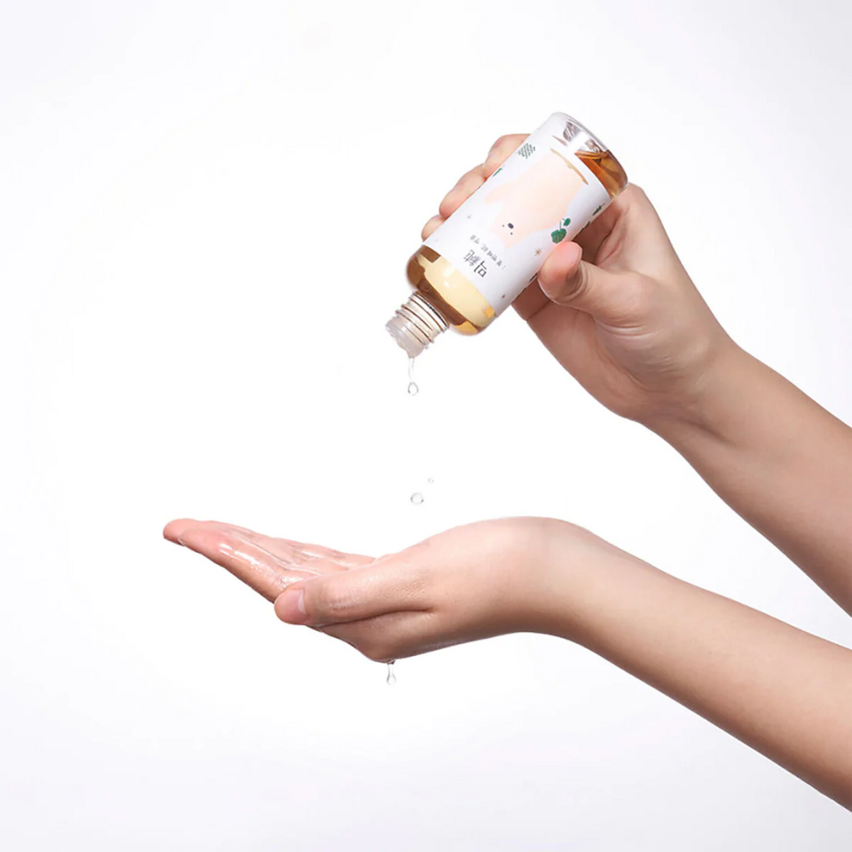 Essence versée goutte à goutte dans la paume