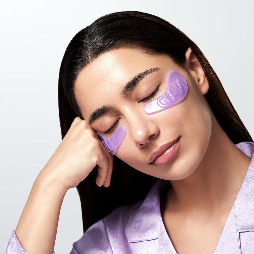Patchs violets posés sous les yeux fermés