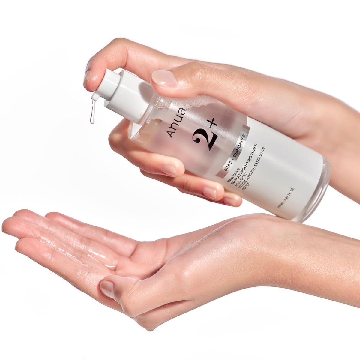 Lotion transparente distribuée dans la paume avec une pompe