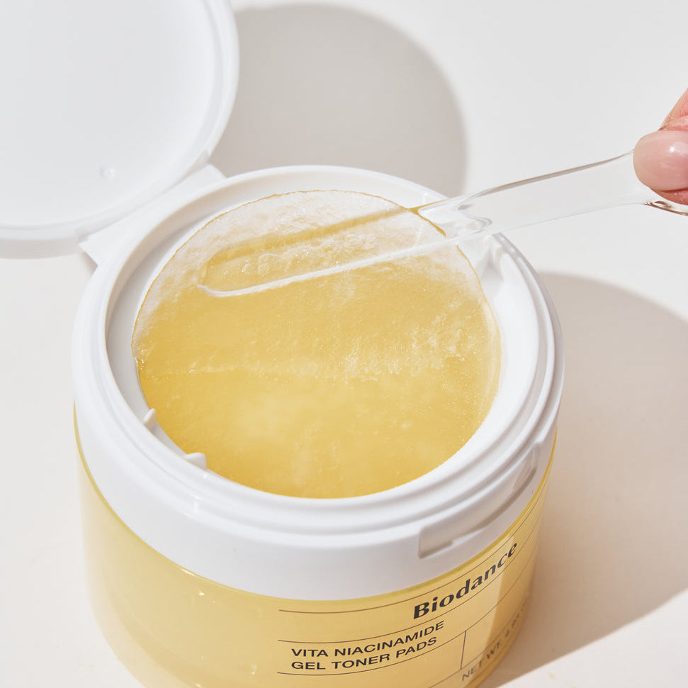 Disque jaune imbibé prélevé avec une pince transparente
