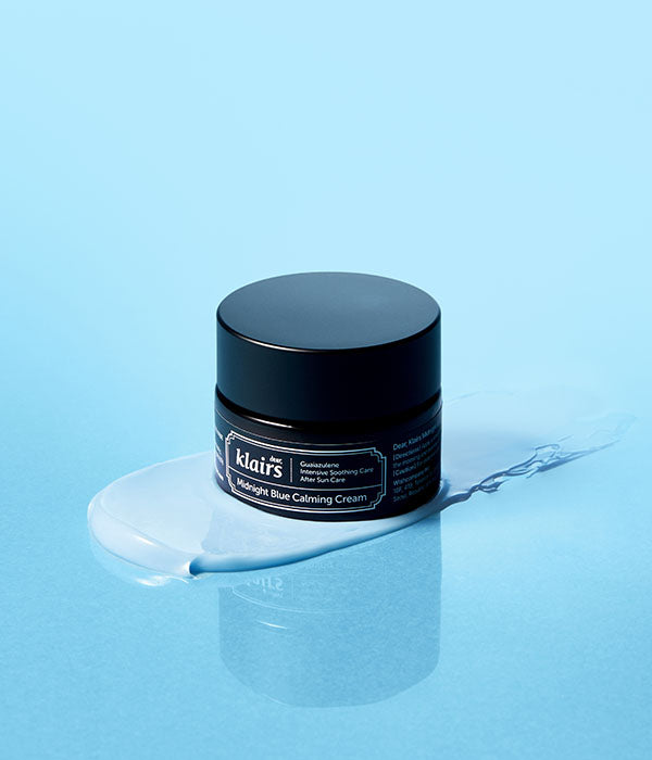 Pot sombre de crème sur une trace bleue