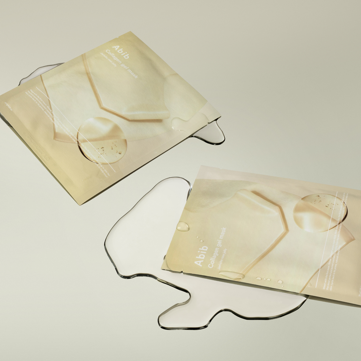 Deux sachets de masque posés sur des flaques de gel transparent