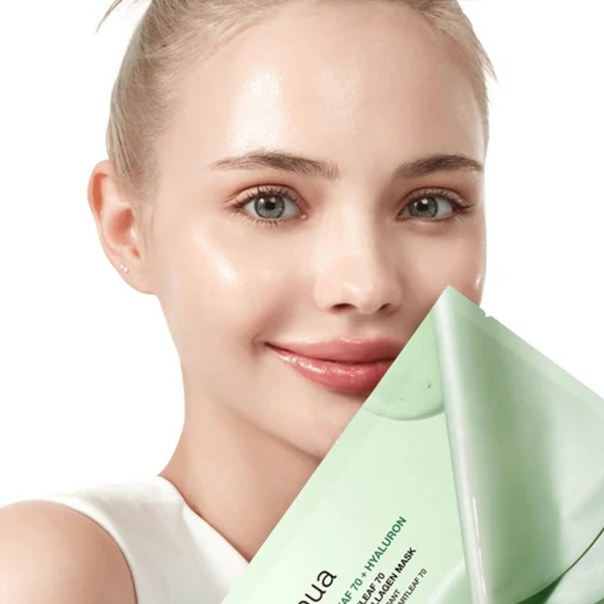 Sachet vert de masque tenu près du visage