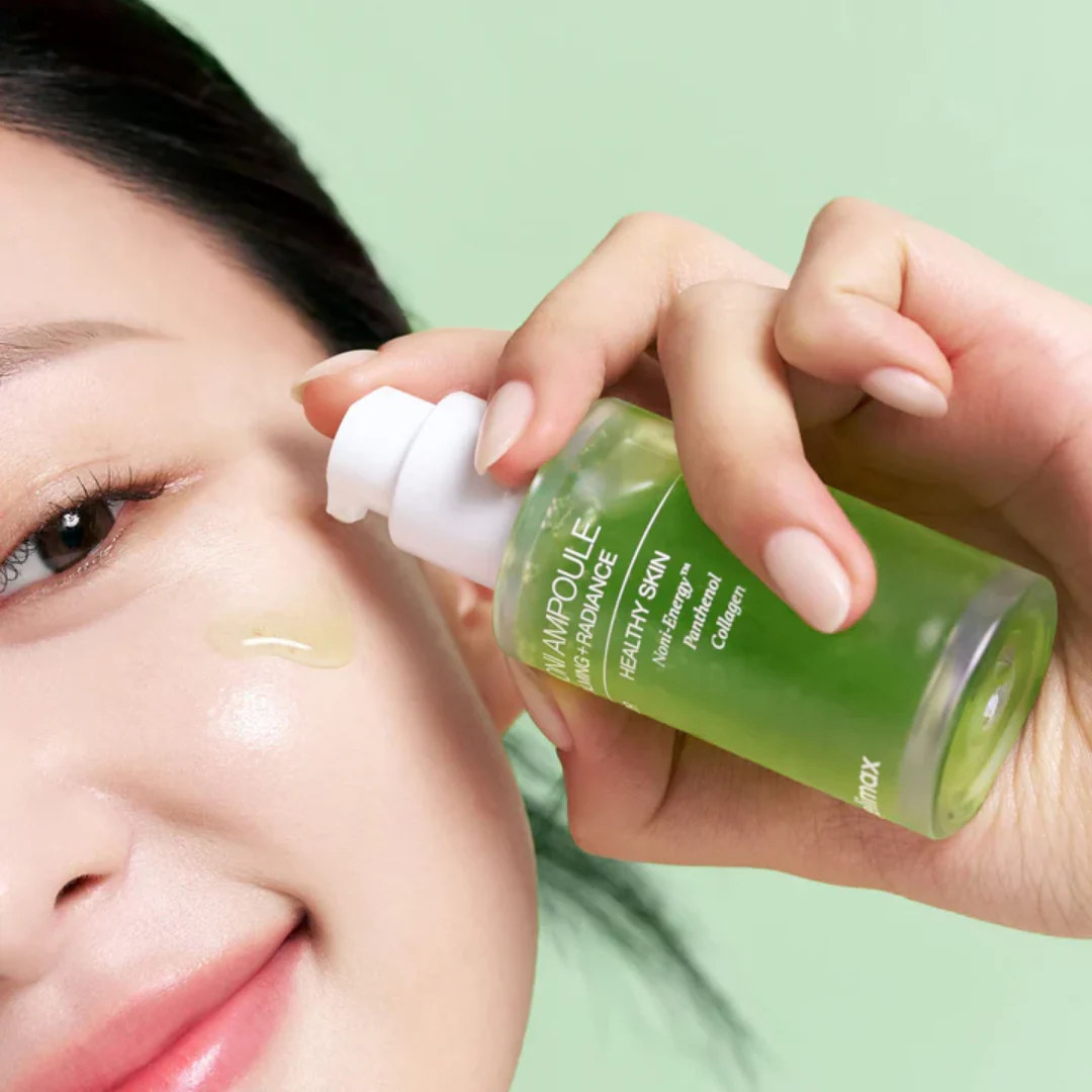 Ampoule verte déposée sur la joue avec le flacon-pompe
