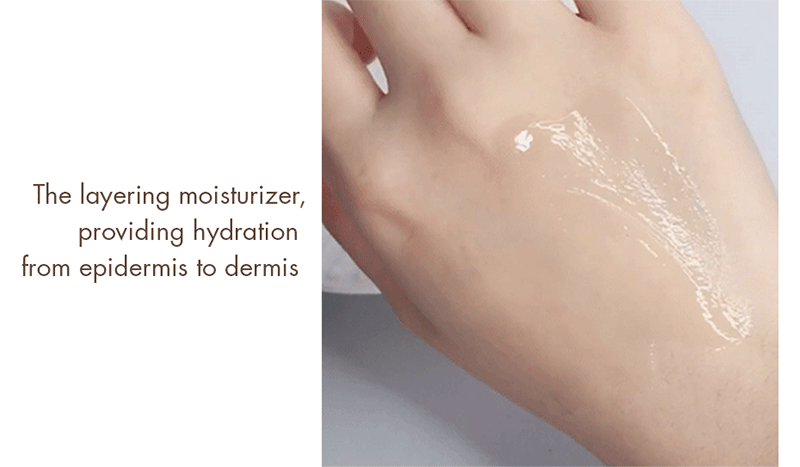 Gel-crème transparent étalé sur le dos de la main, avec une indication d&