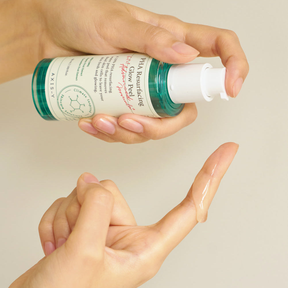 Gel transparent déposé sur le doigt avec le flacon-pompe
