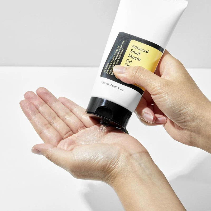 Gel nettoyant transparent déposé dans la paume depuis le tube