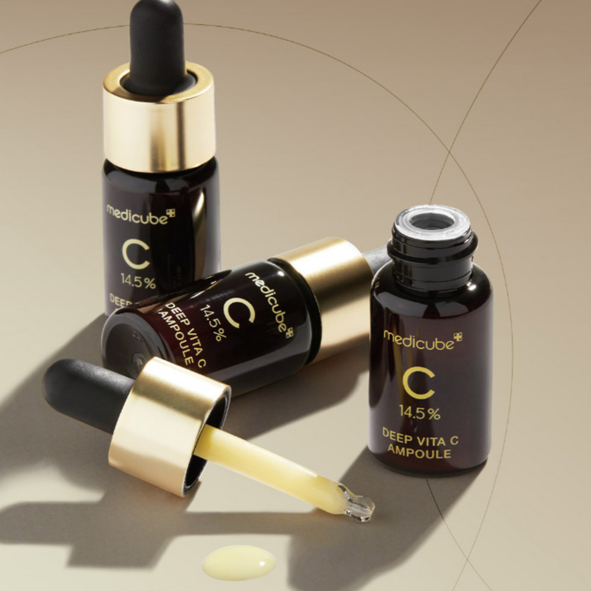 Ampoules à la vitamine C avec pipette et goutte jaune pâle