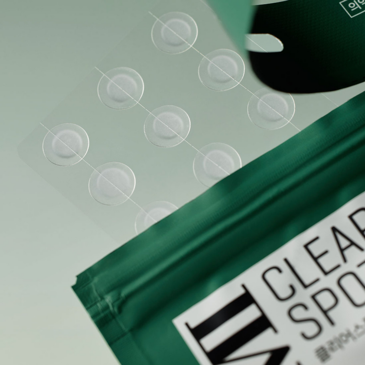 Plaquette de patchs ronds transparents près du sachet vert