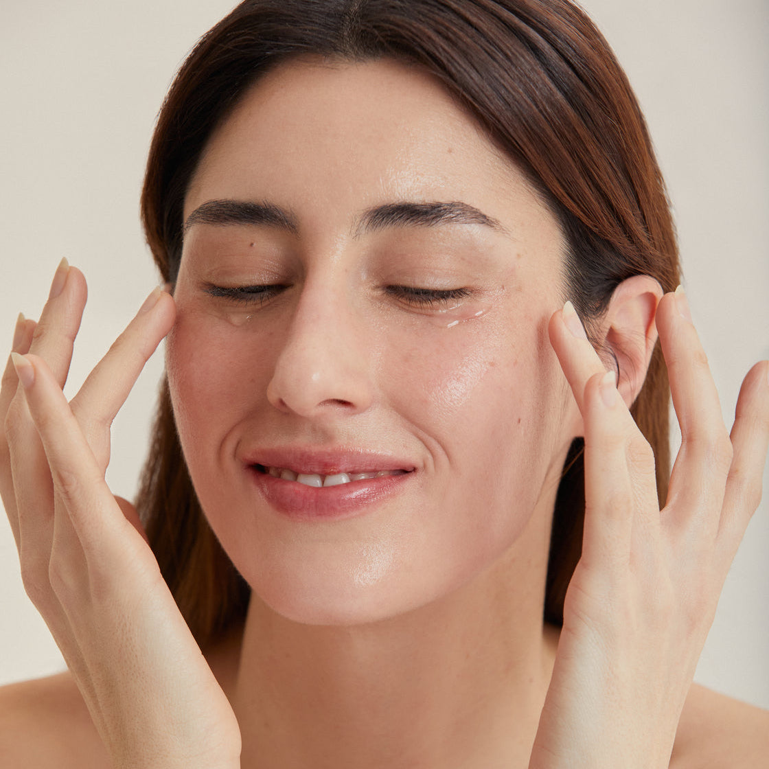 Massage du contour des yeux avec le bout des doigts