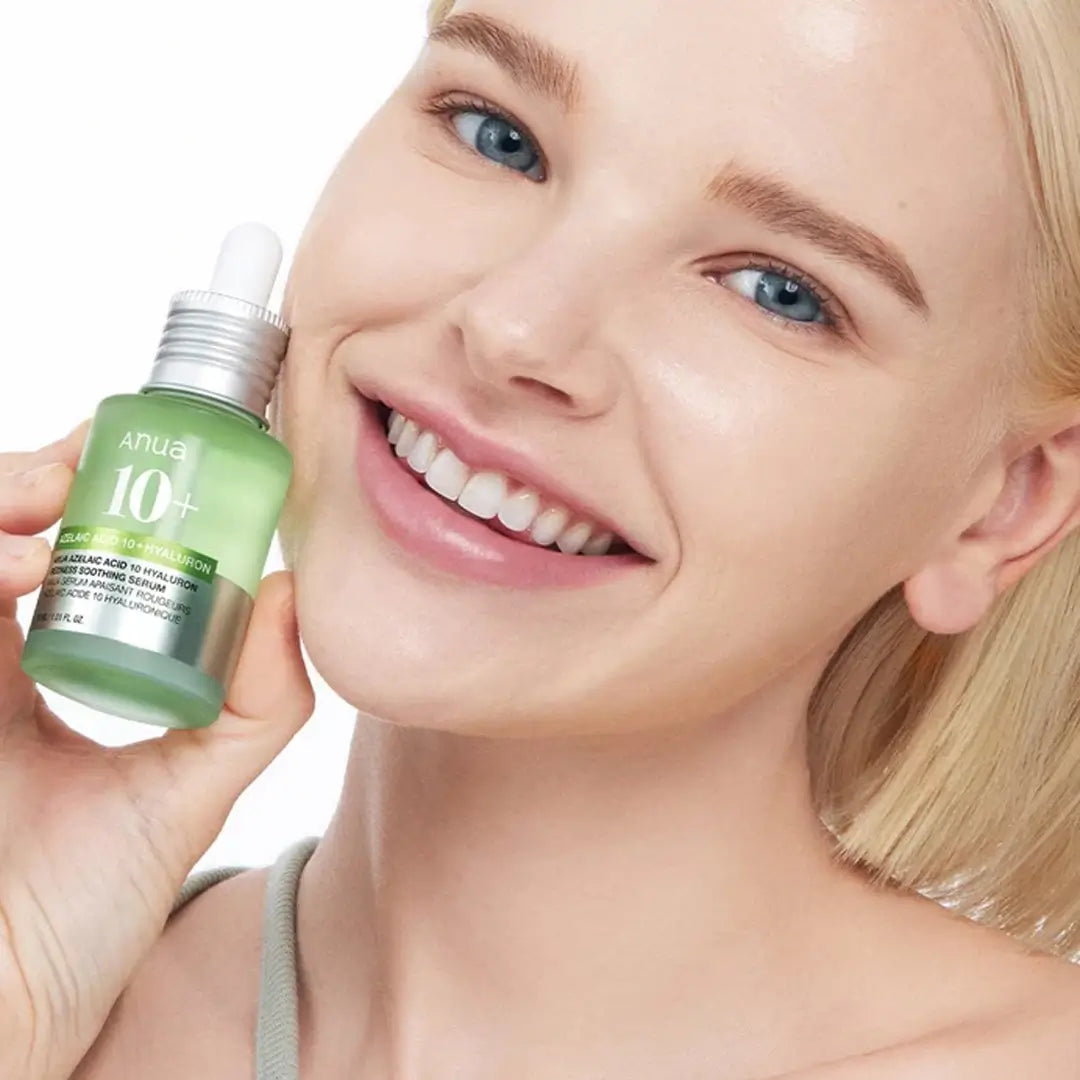 Flacon vert de sérum tenu près du visage