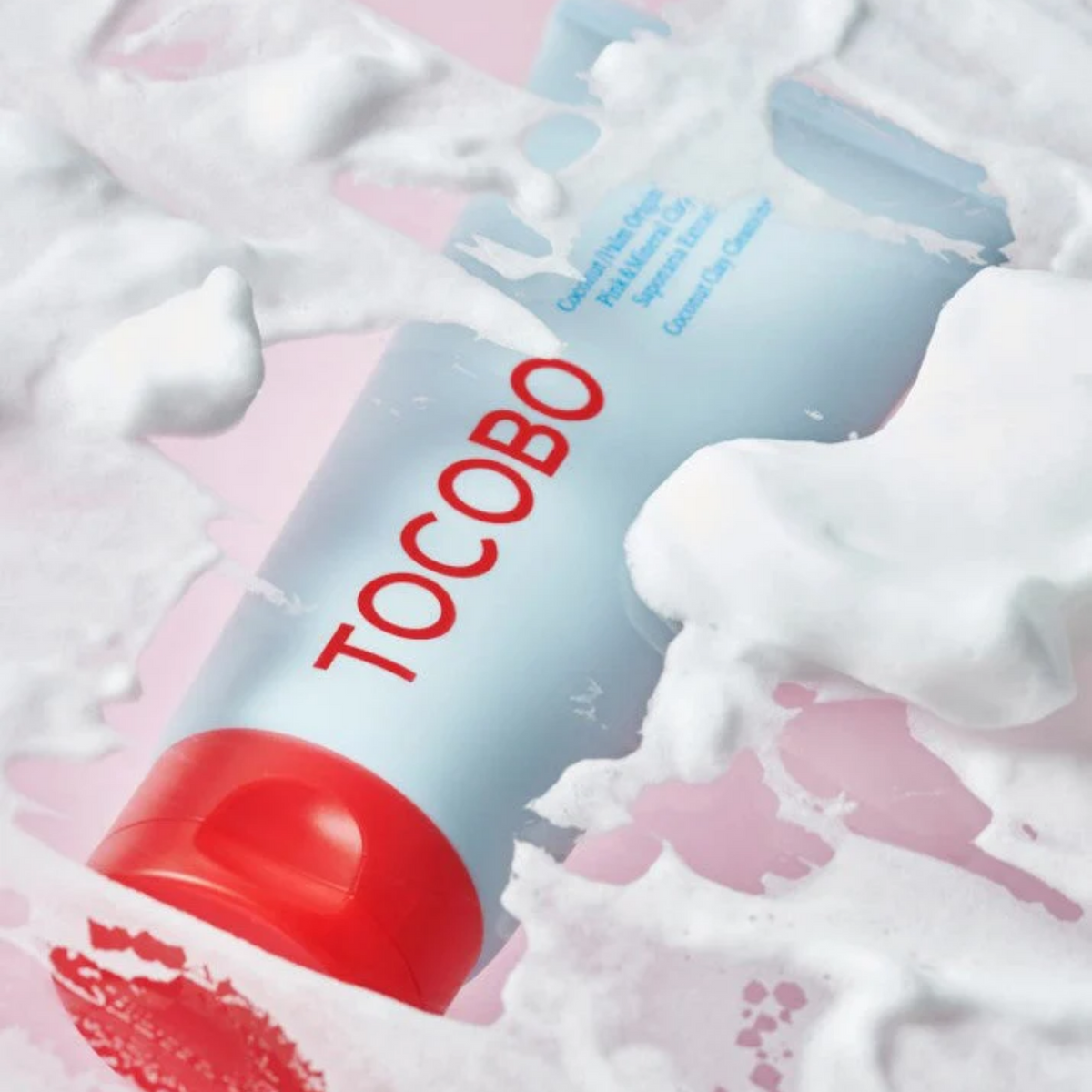 Tube de nettoyant entouré de mousse blanche