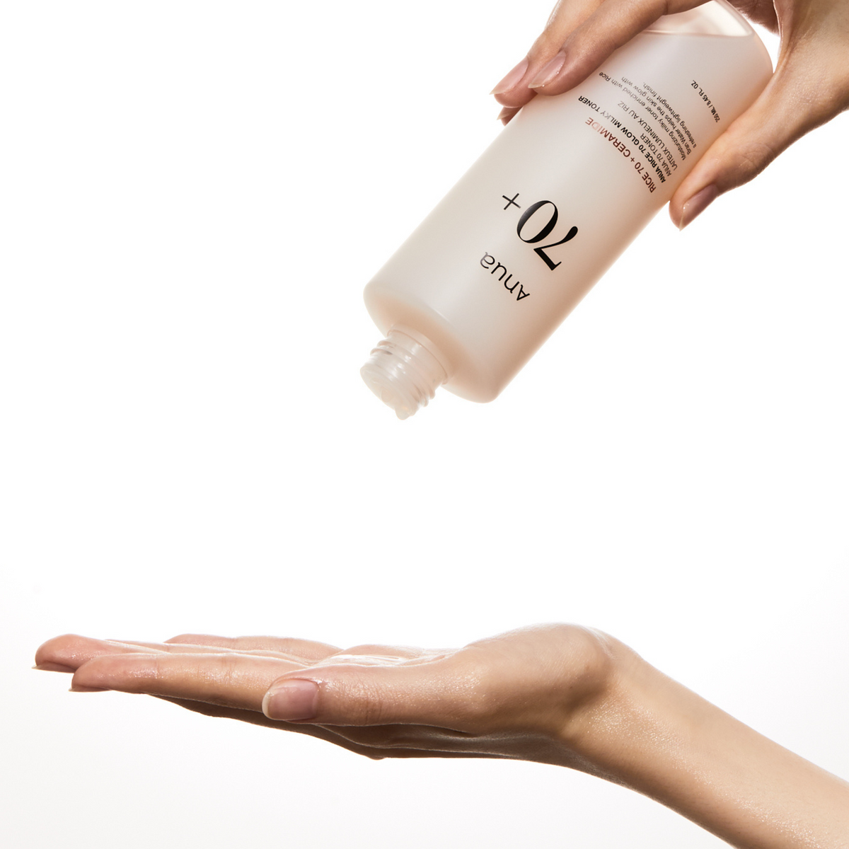 Lotion versée dans la paume depuis le flacon incliné
