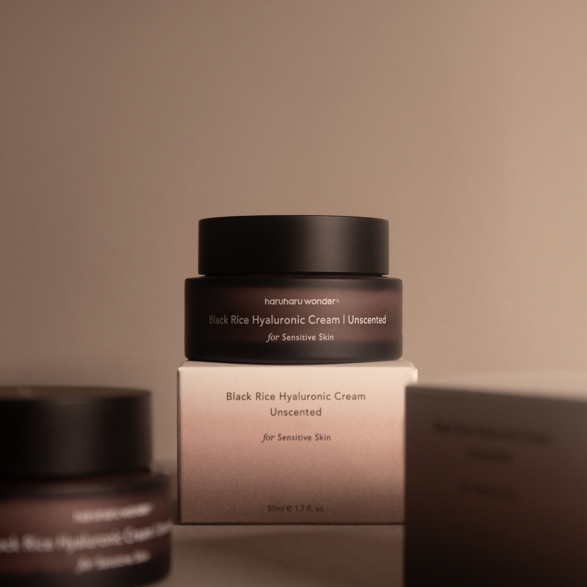 Pot de crème sans parfum posé sur sa boîte