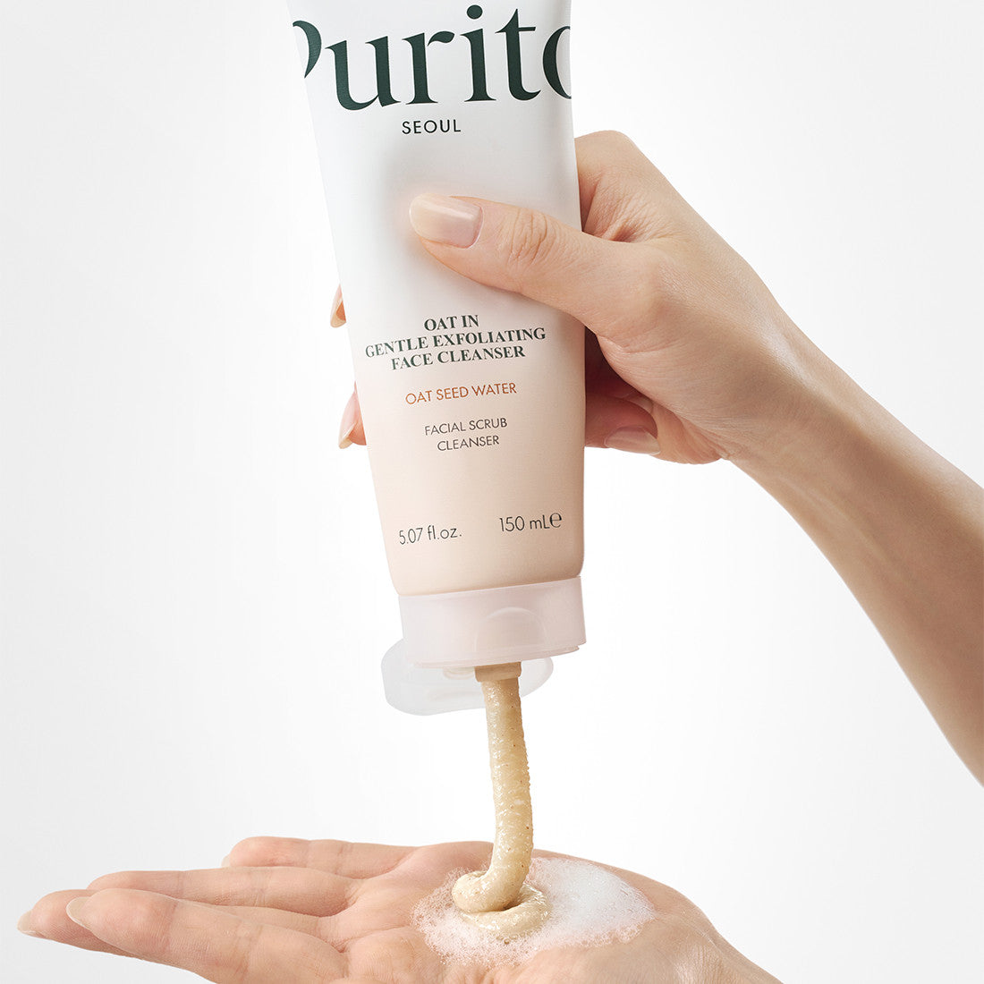 Nettoyant beige distribué dans la paume couverte de mousse