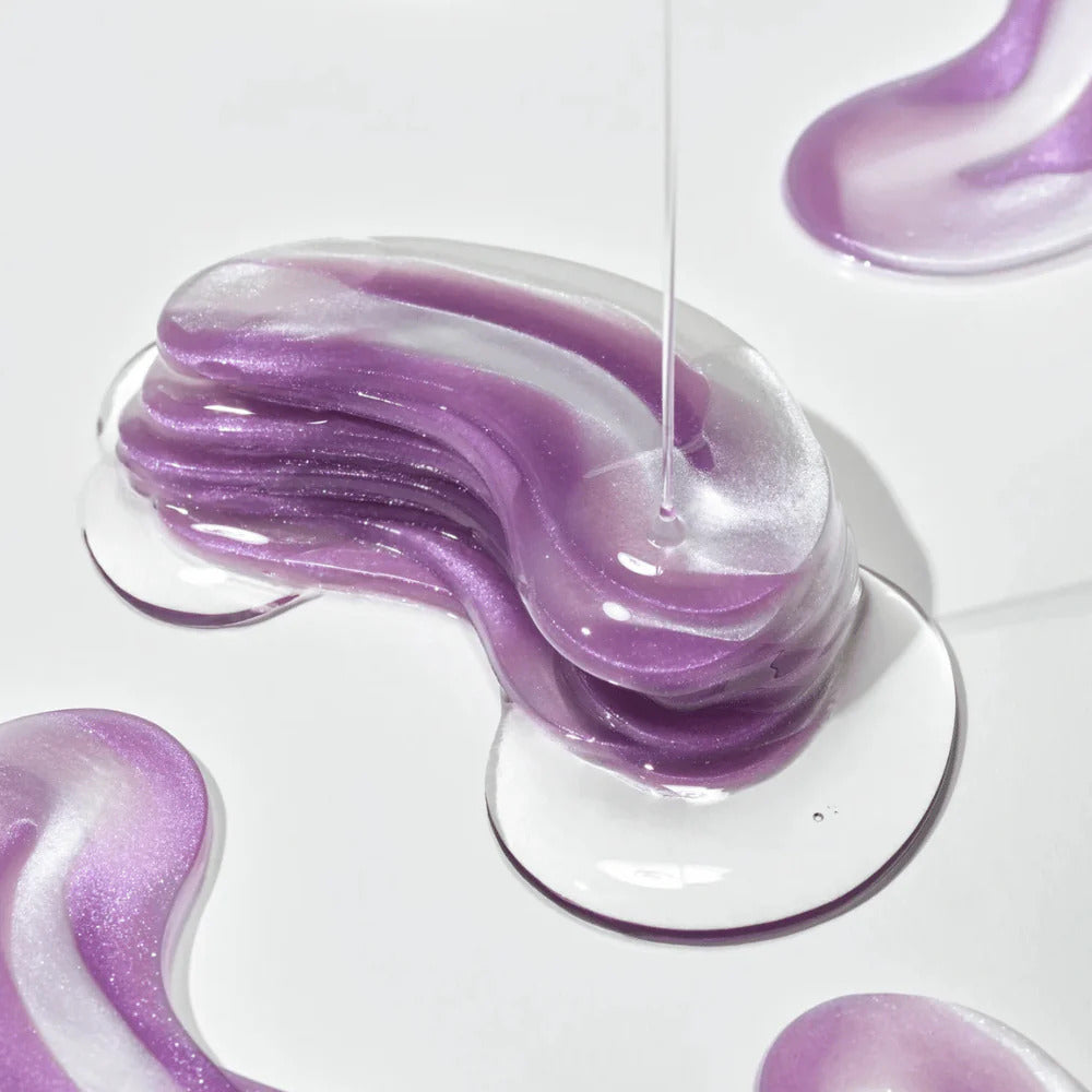 Essence transparente versée sur une pile de patchs violets