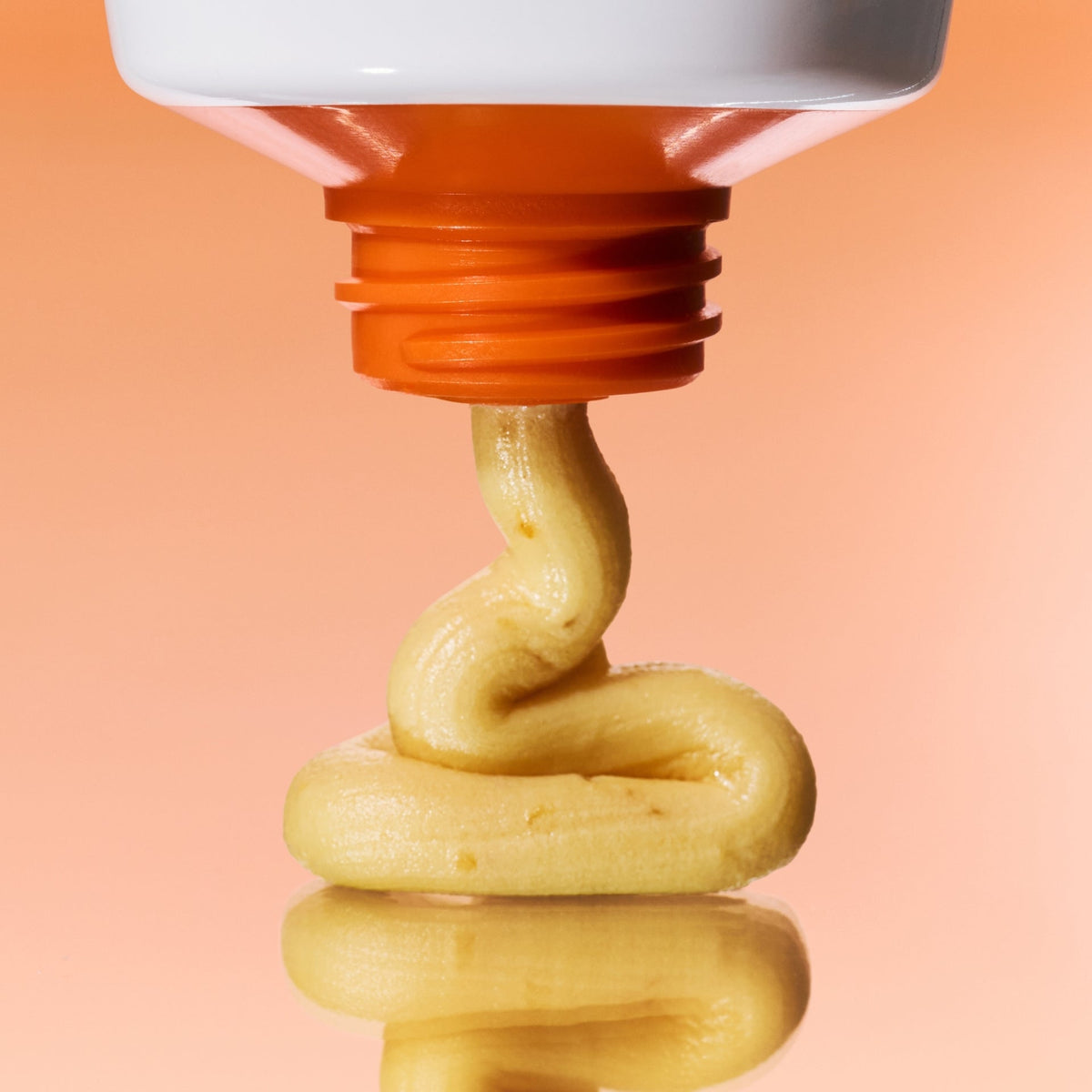 Pâte dorée distribuée en spirale à la sortie du tube